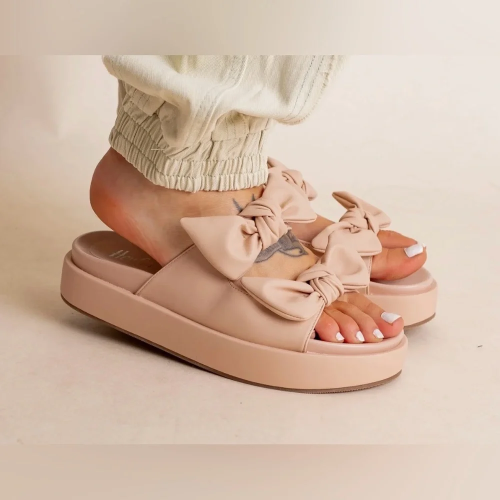NWB Women's Beige Bow Slip-On Sandals